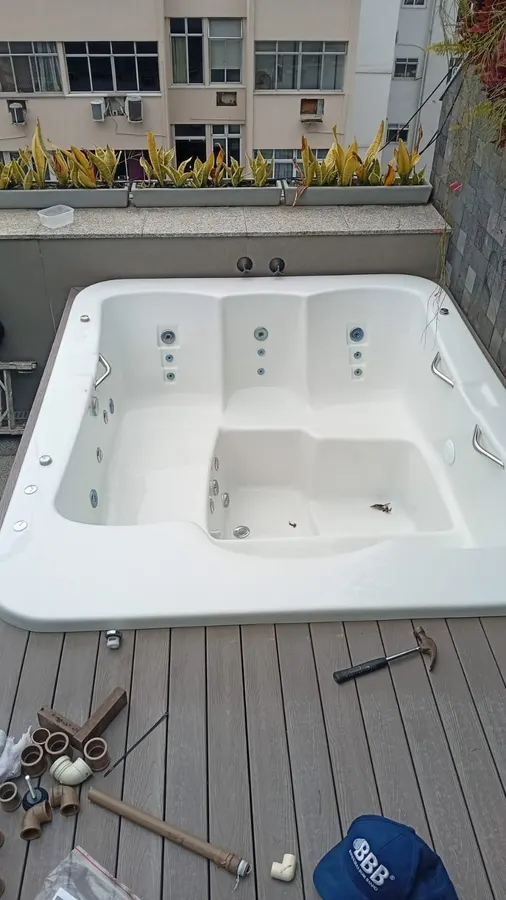 Instalação de banheira de hidromassagem em varanda com deck no Rio de Janeiro